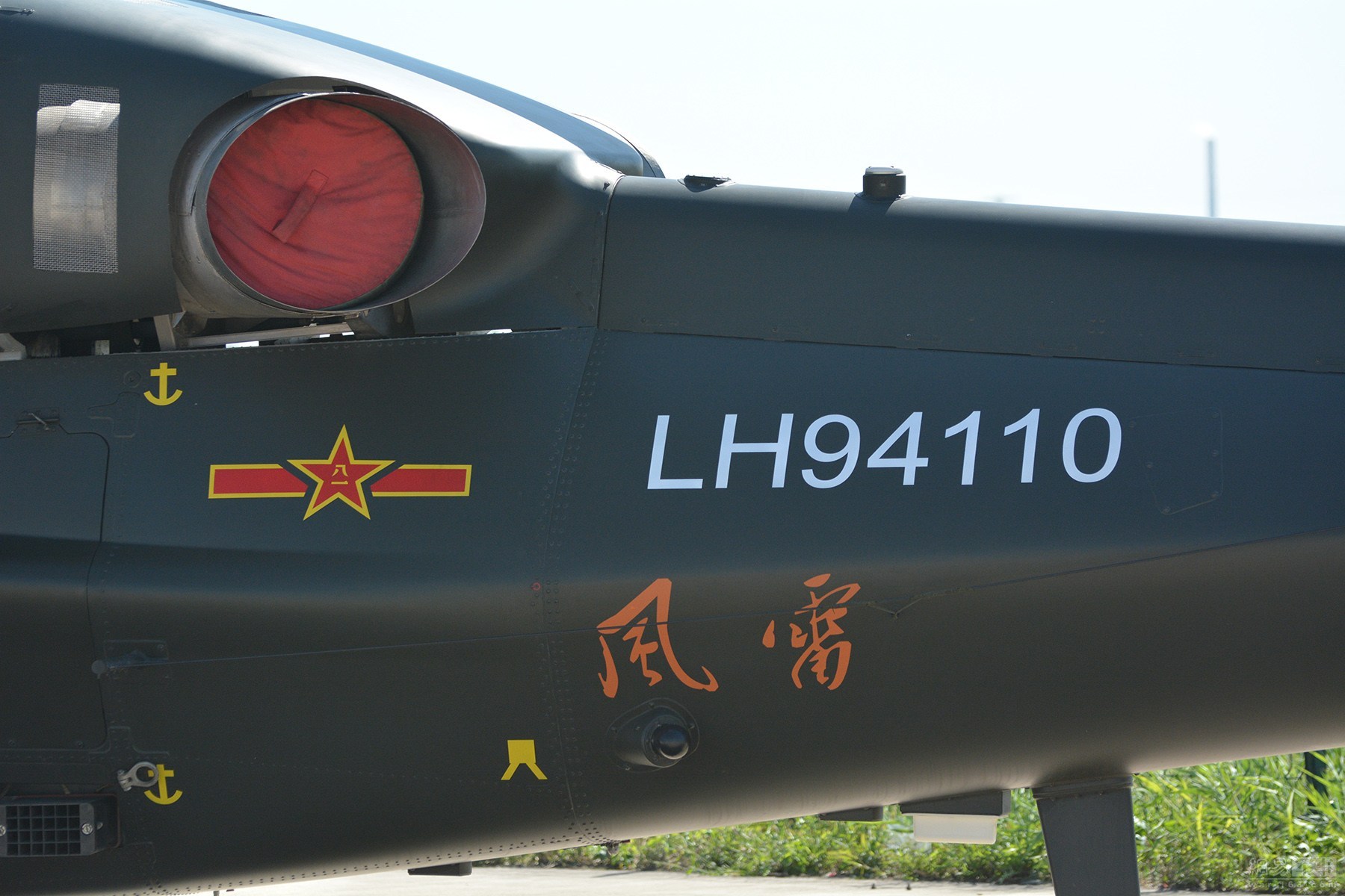 武直-10的陆航编号和“风雷”标志。