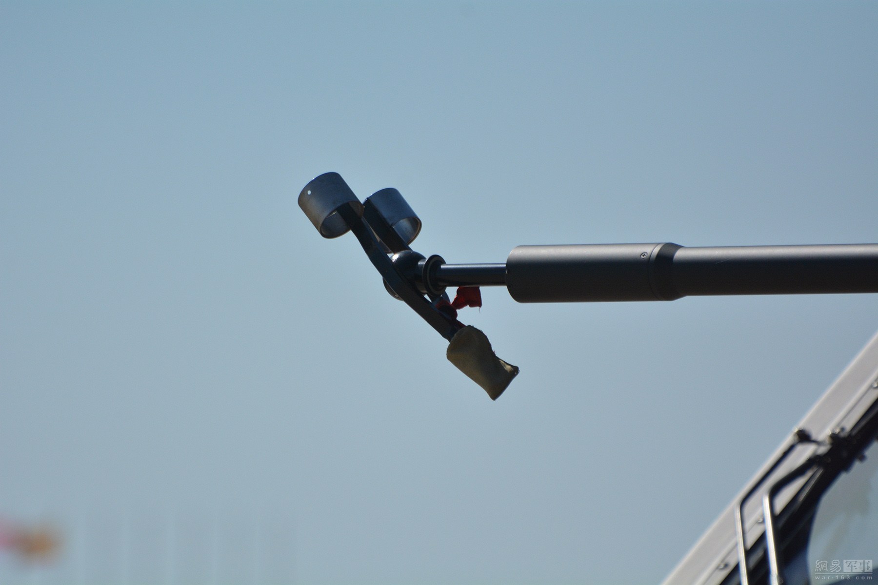 武直-10上的综合大气数据传感器特写。