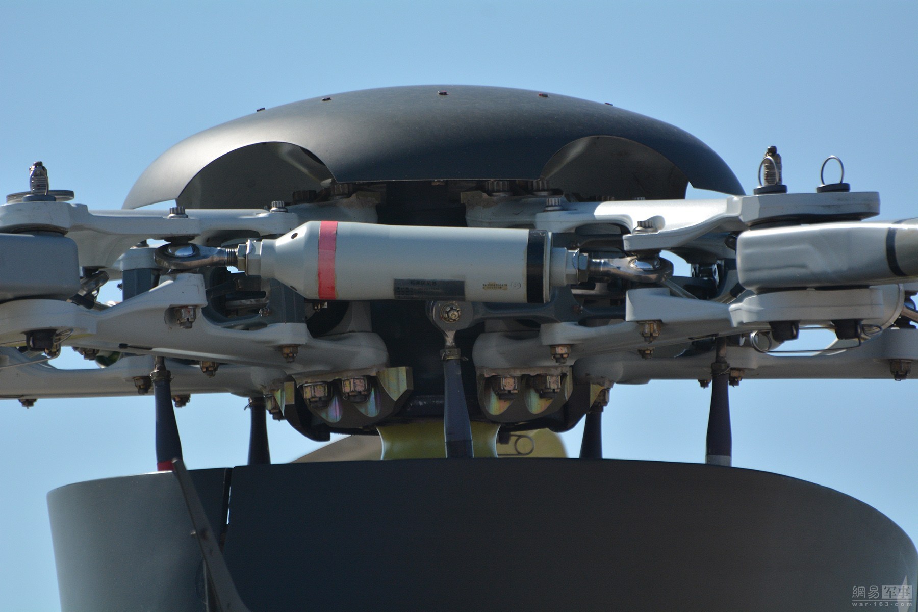 武直-10旋翼传动机构特写，对于武装直升机来说显得较为单薄。