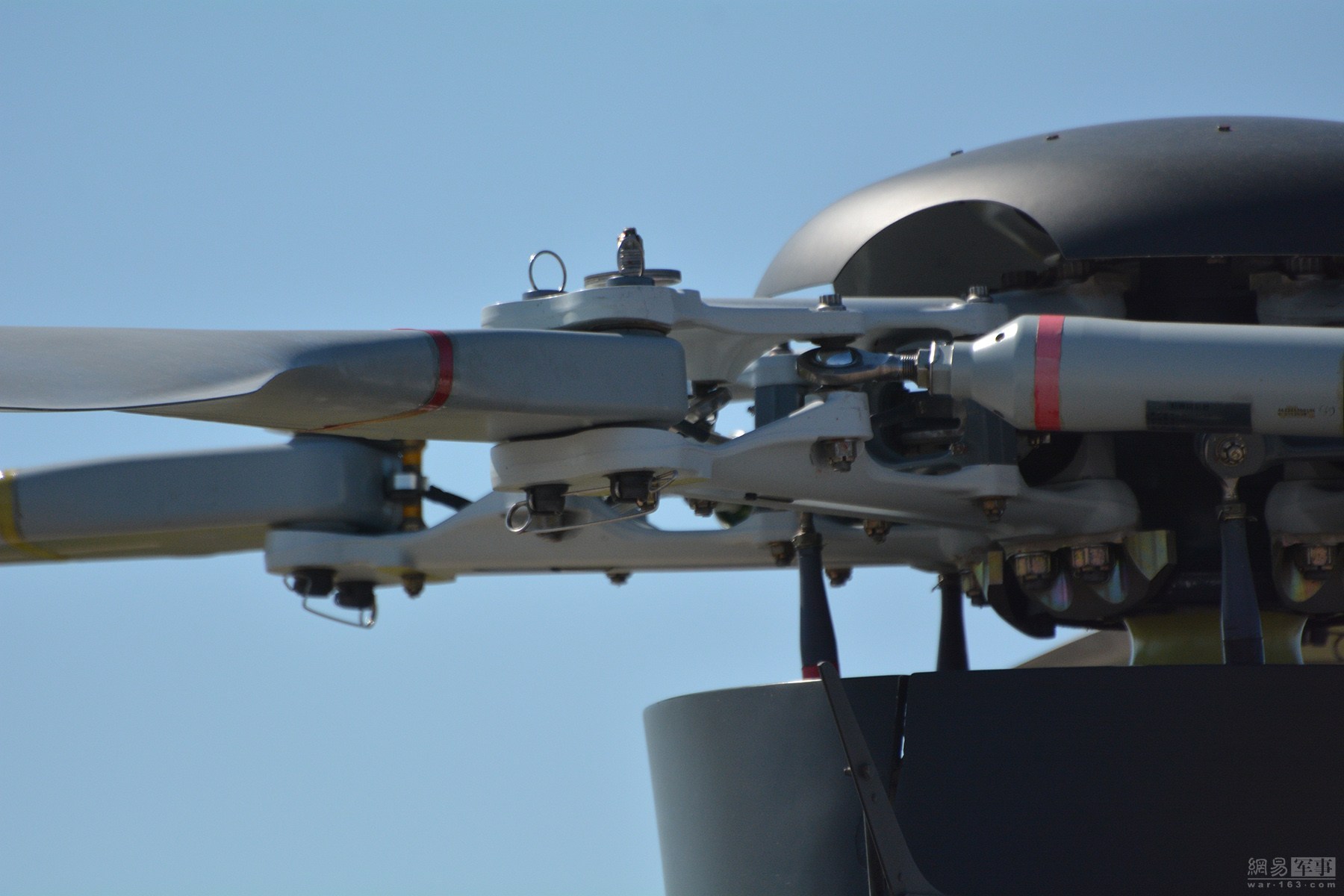 武直-10旋翼传动机构特写，对于武装直升机来说显得较为单薄。