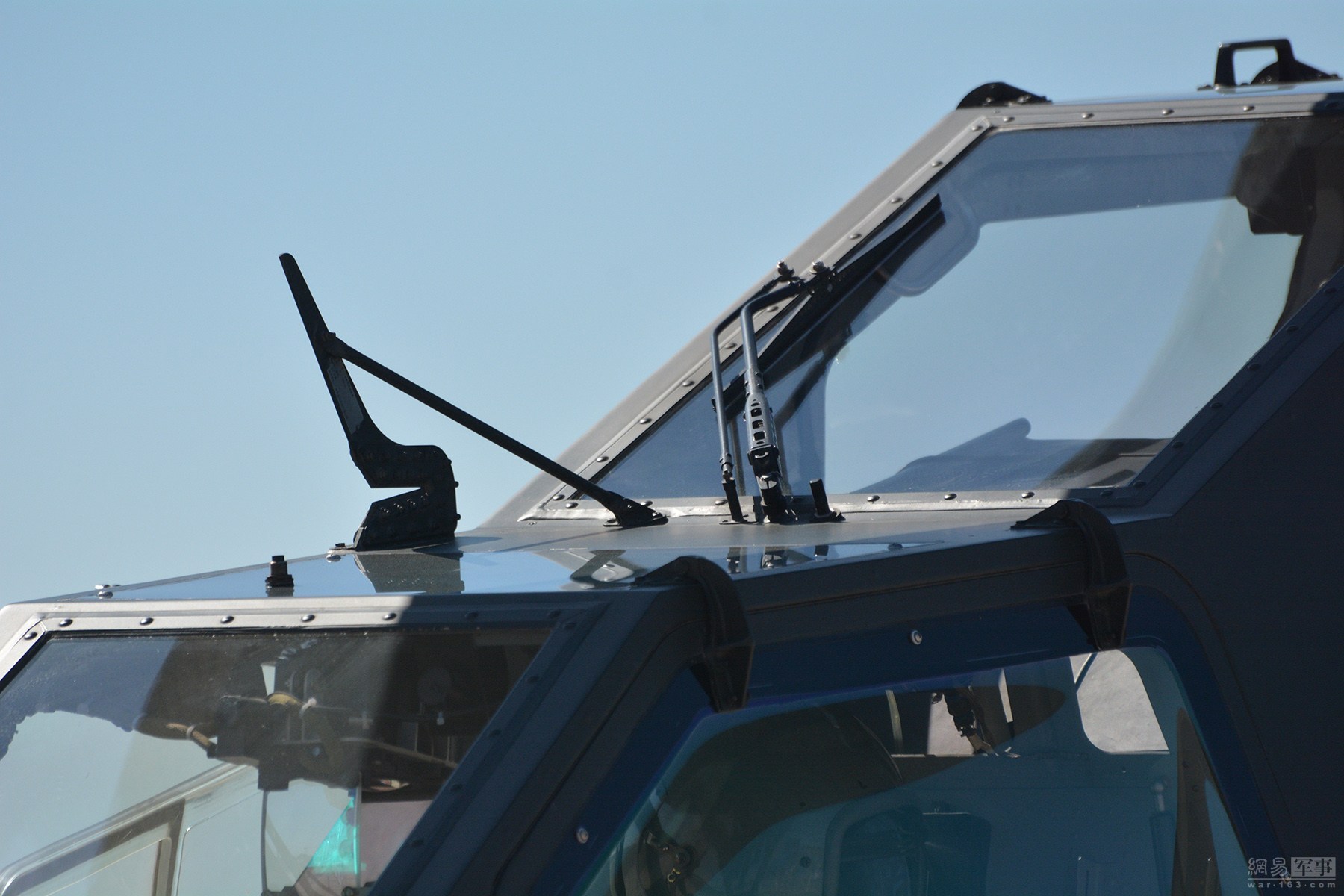 武直-10座舱上的割线器和雨刷器特写。