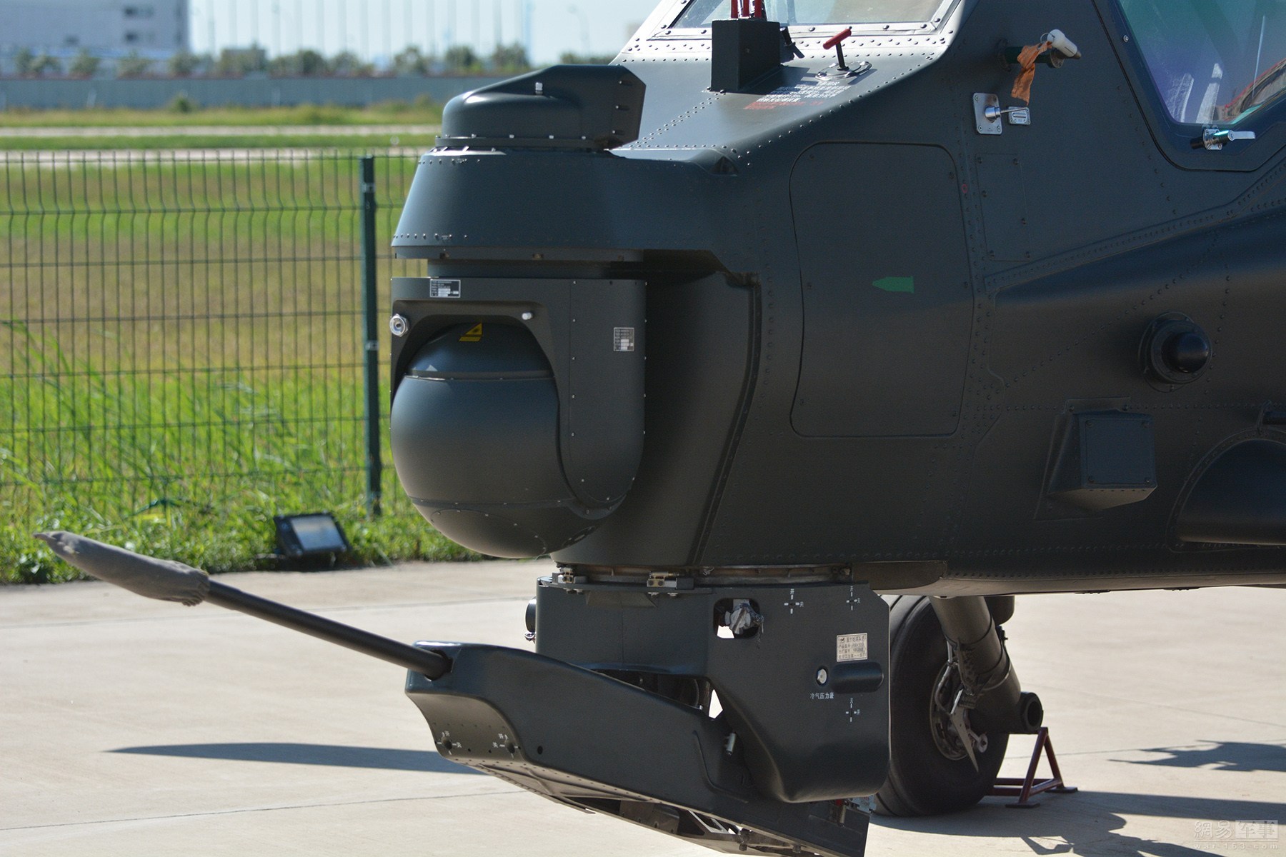 武直-10光电系统和机炮系统特写。