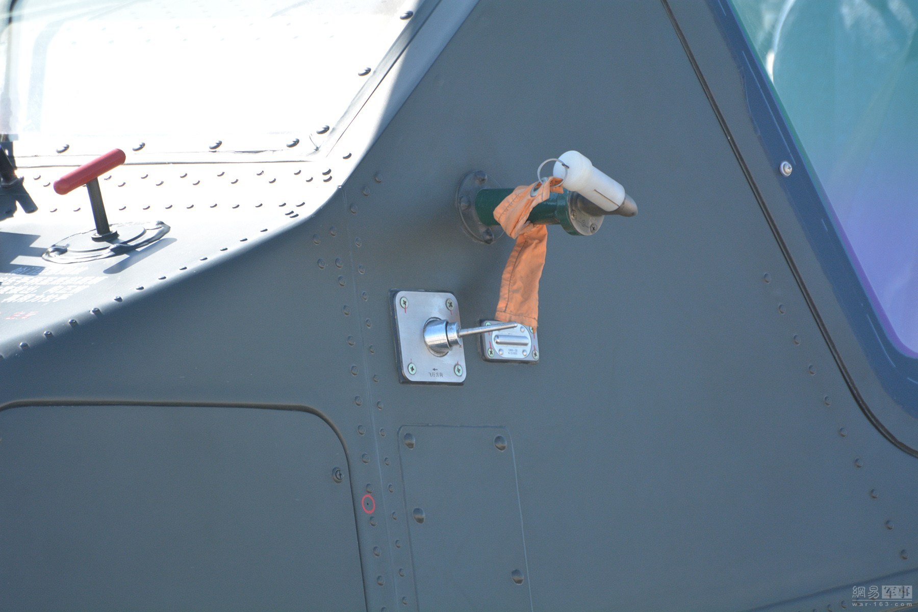 武直-10座舱侧面细节，疑似为某装置天线和空速管。
