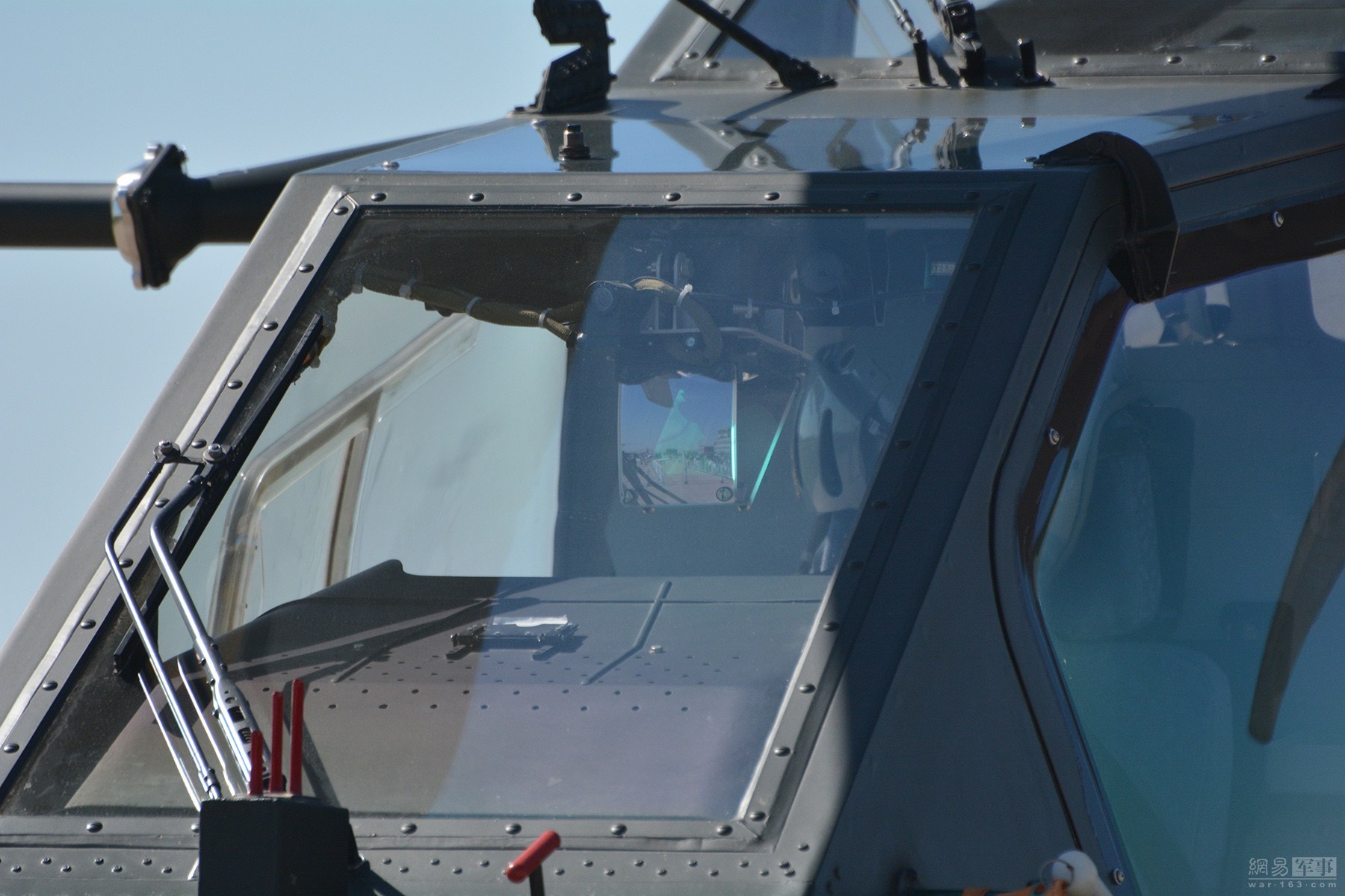 武直-10前座舱特写，可以看到为驾驶员配备的抬头显示器。