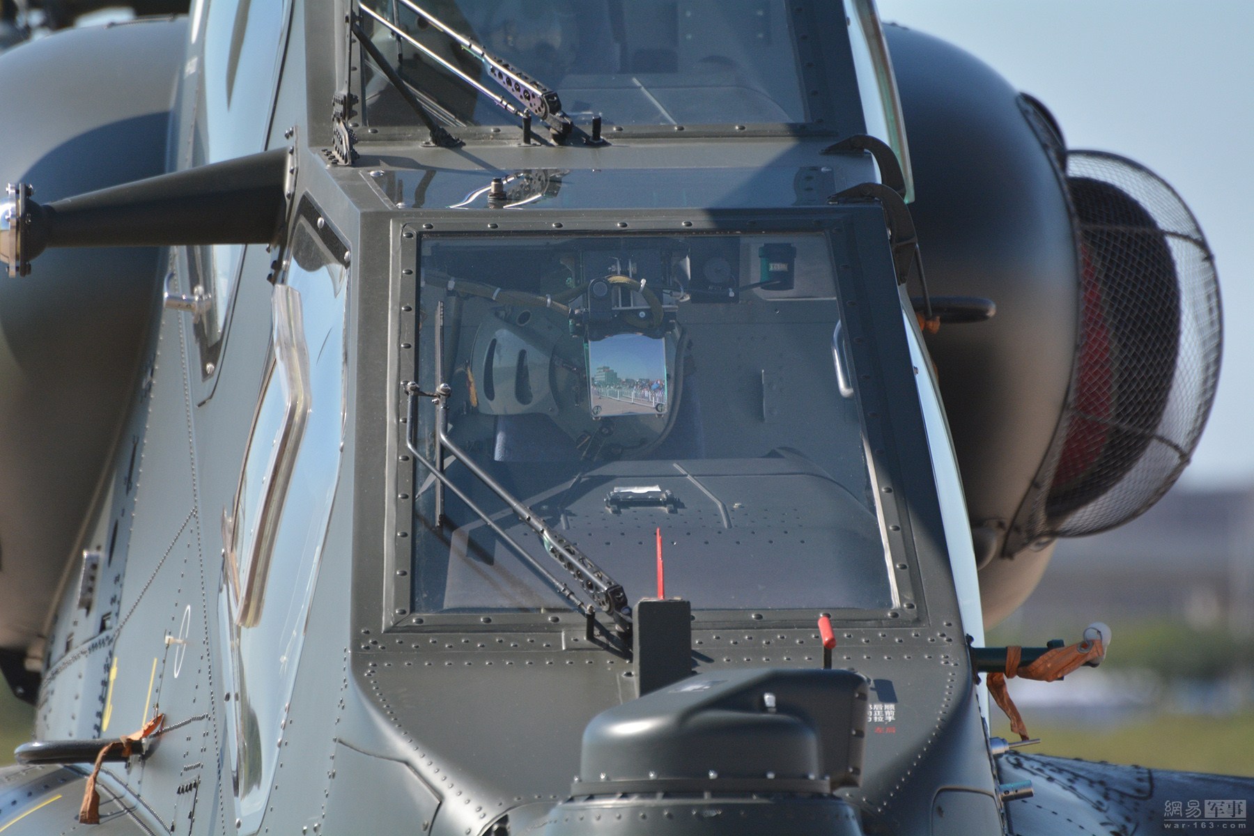 武直-10驾驶舱正面特写。