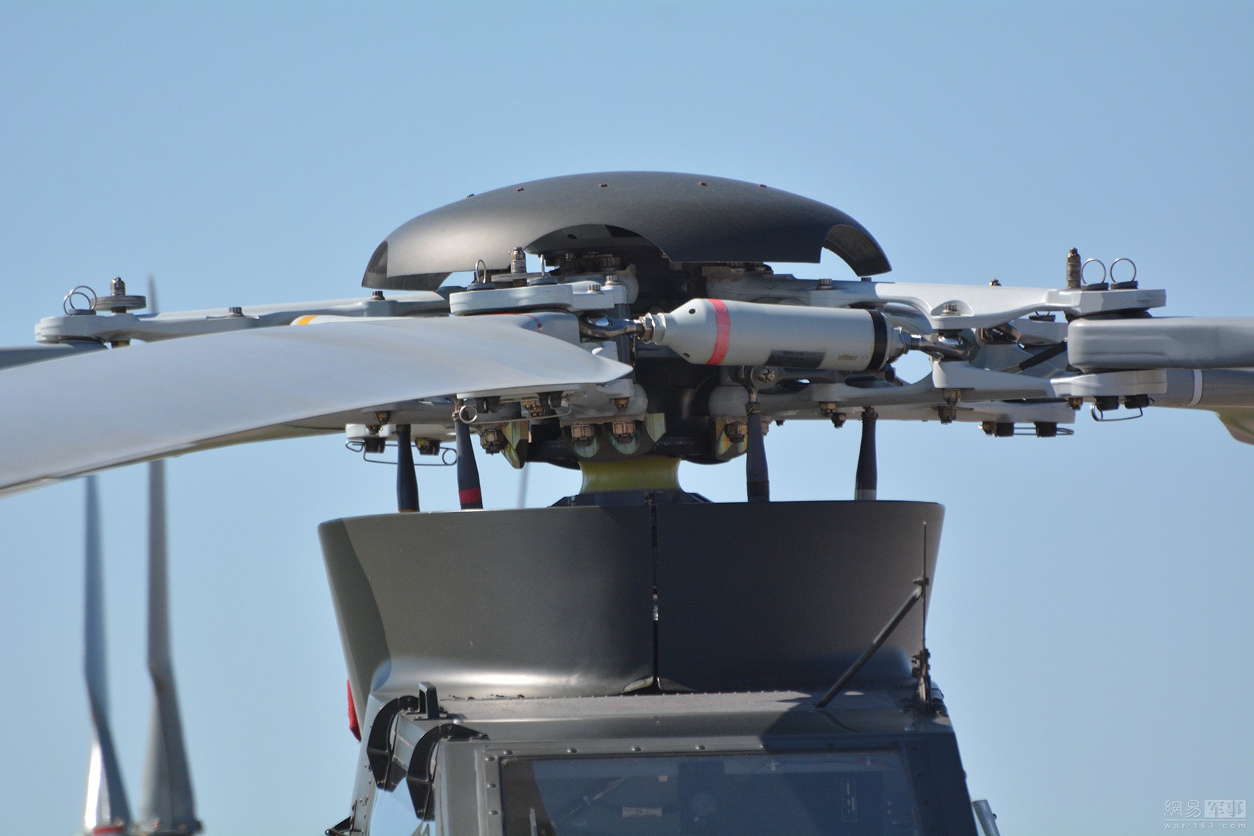 武直-10旋翼传动机构特写，对于武装直升机来说显得较为单薄。