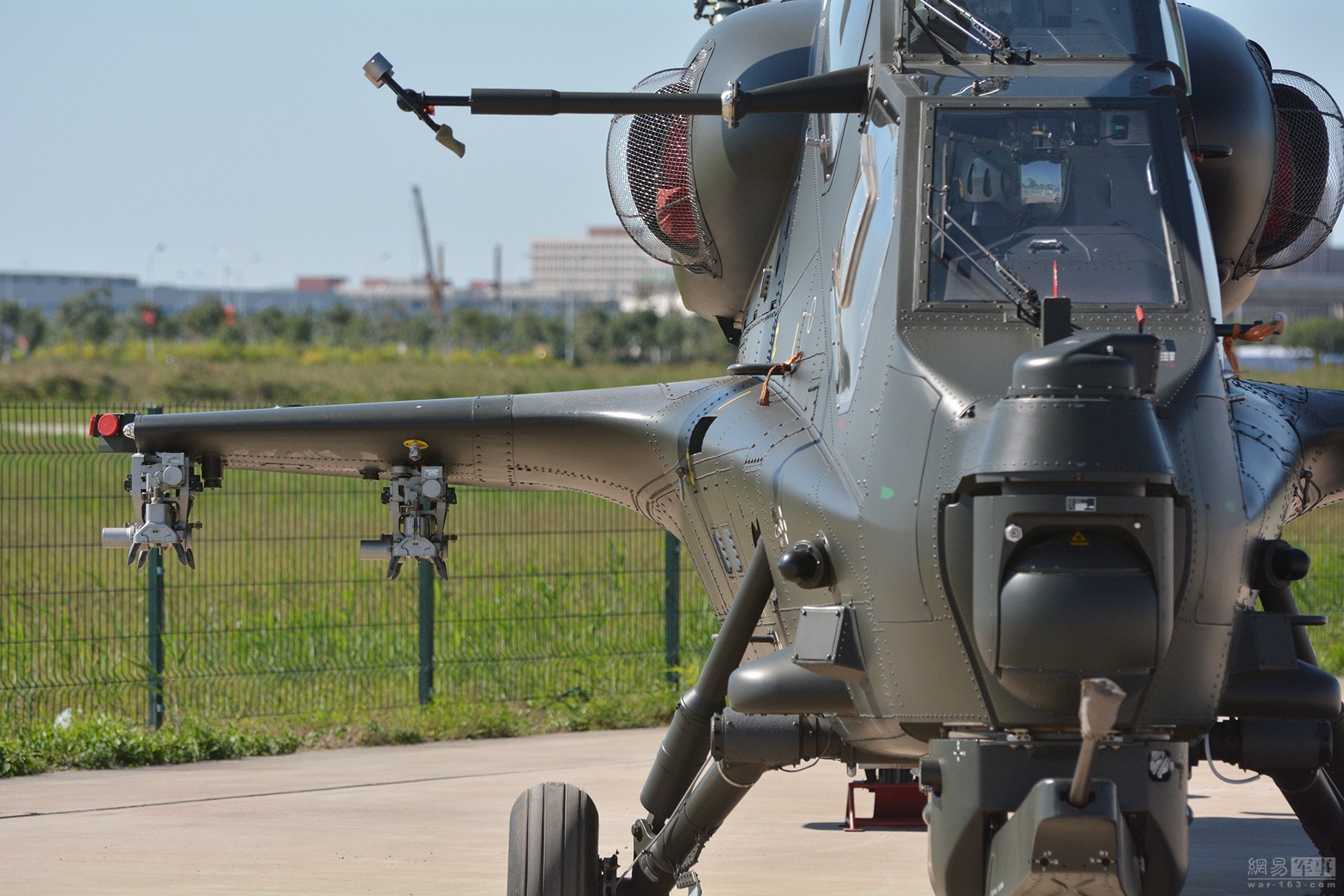 武直-10一侧的短翼和各型传感器。