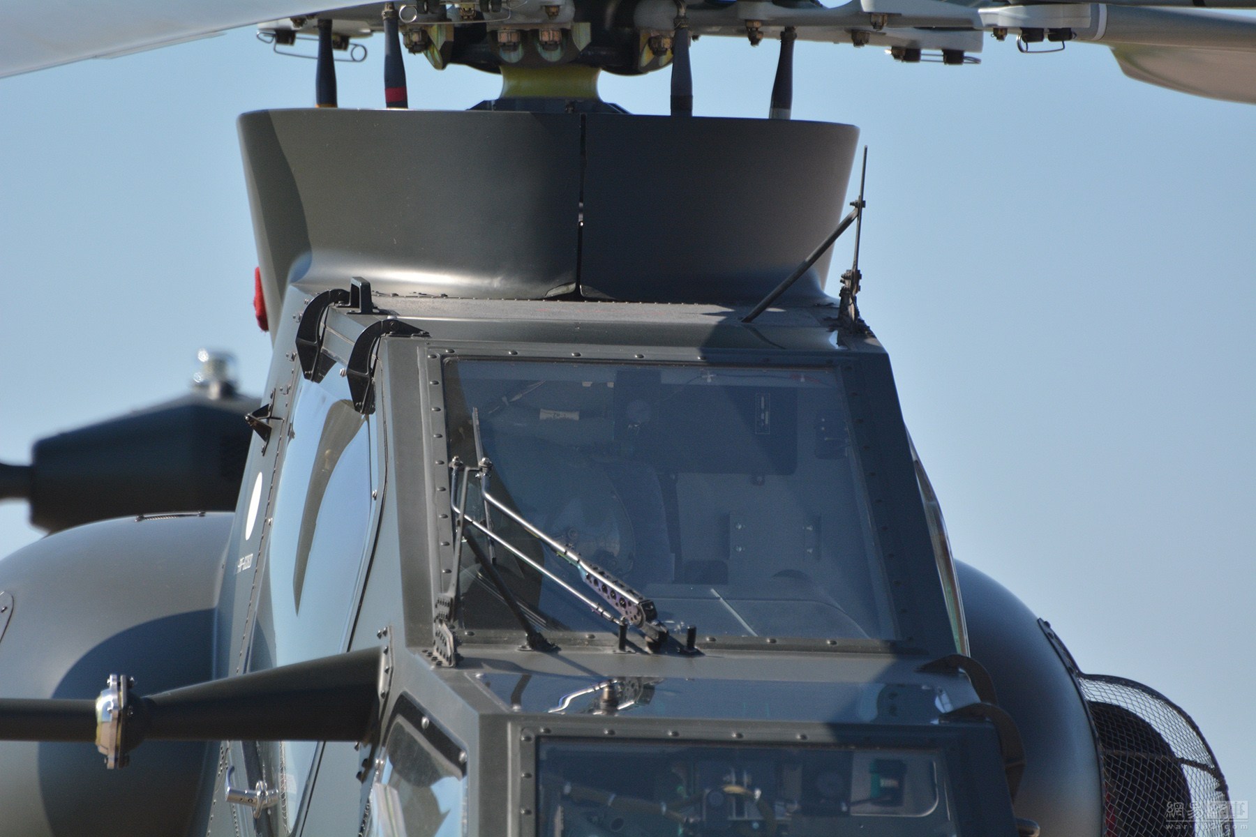 武直-10副驾驶位特写。