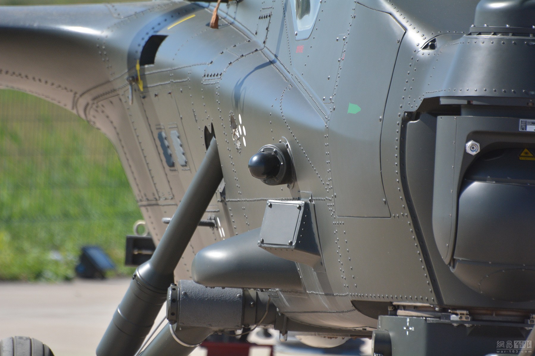 武直-10侧面的雷达告警装置传感器。