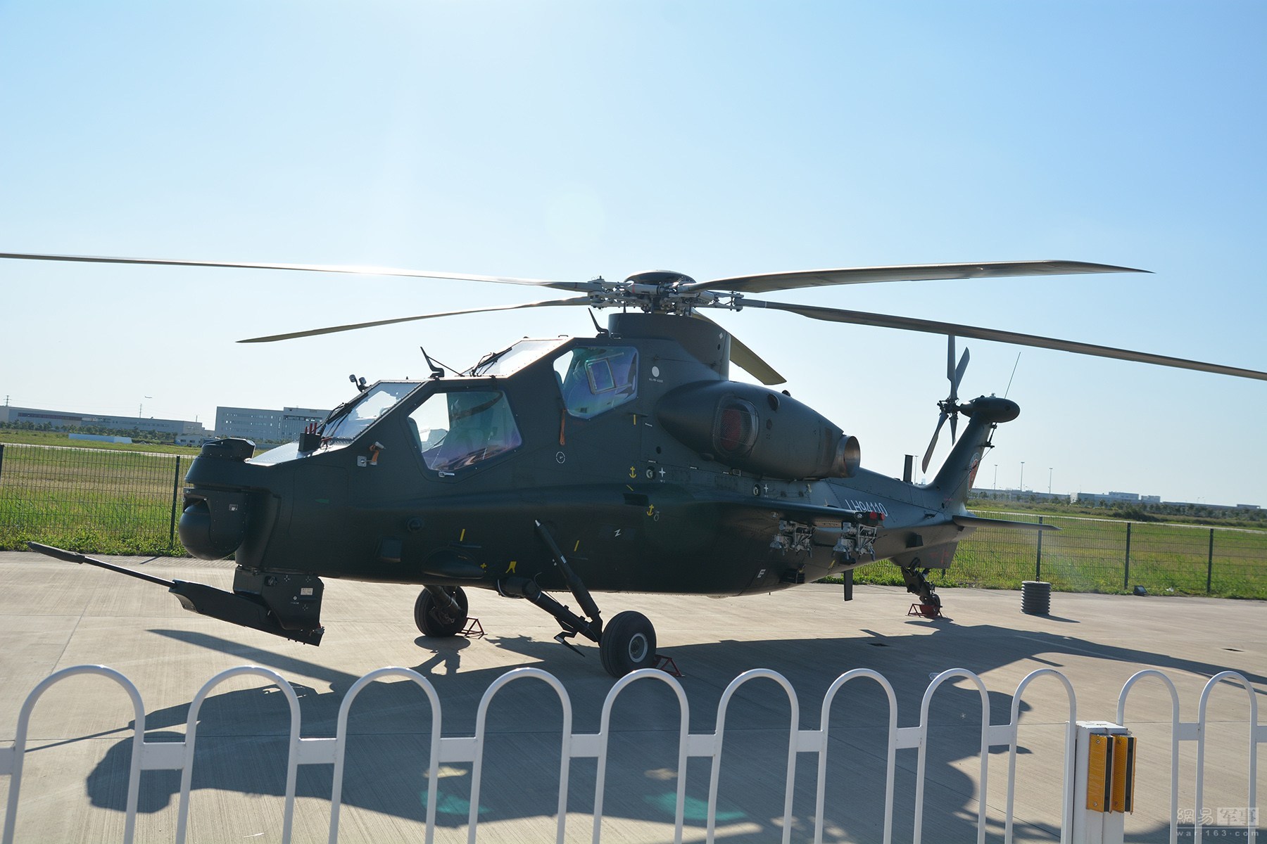 第三届中国天津国际直升机博览会于9月9日至13日举行。在露天展区停放的武直-10格外引人注目，小编也有幸近距离观察了武直-10的各处细节，直观感受这一中国首款武装直升机的风采。 （网易军事独家图集）