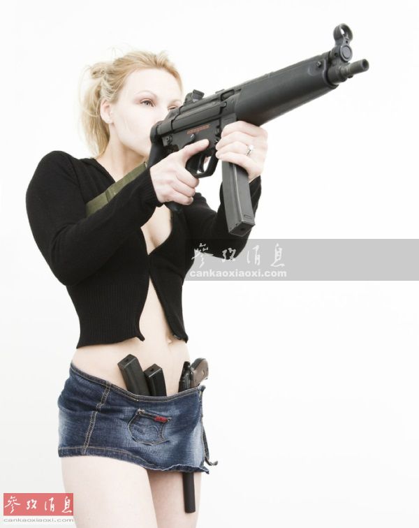 手持MP5冲锋枪的外国美女。