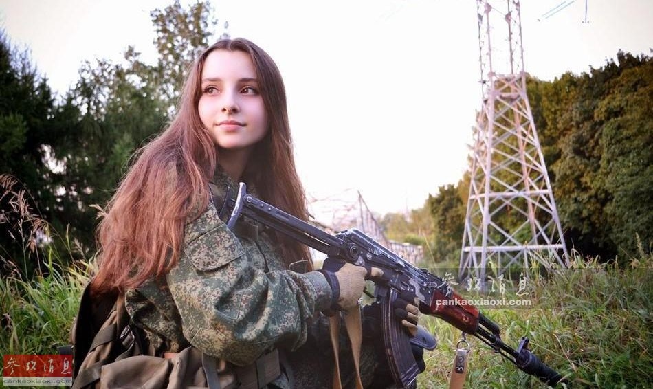 手持AK-47步枪的俄罗斯女军迷。