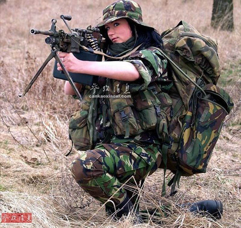 手持M249轻机枪的外国女军迷。