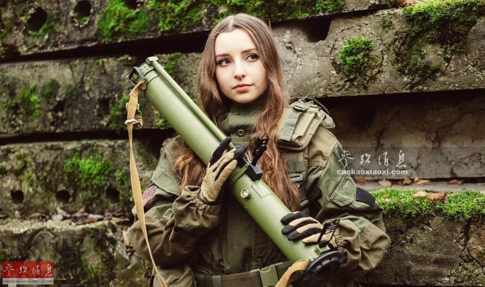 俄罗斯女军迷手持RPG火箭筒留影。