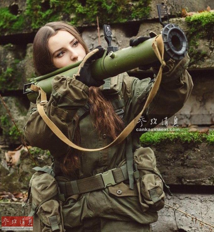 俄罗斯女军迷手持RPG火箭筒留影。