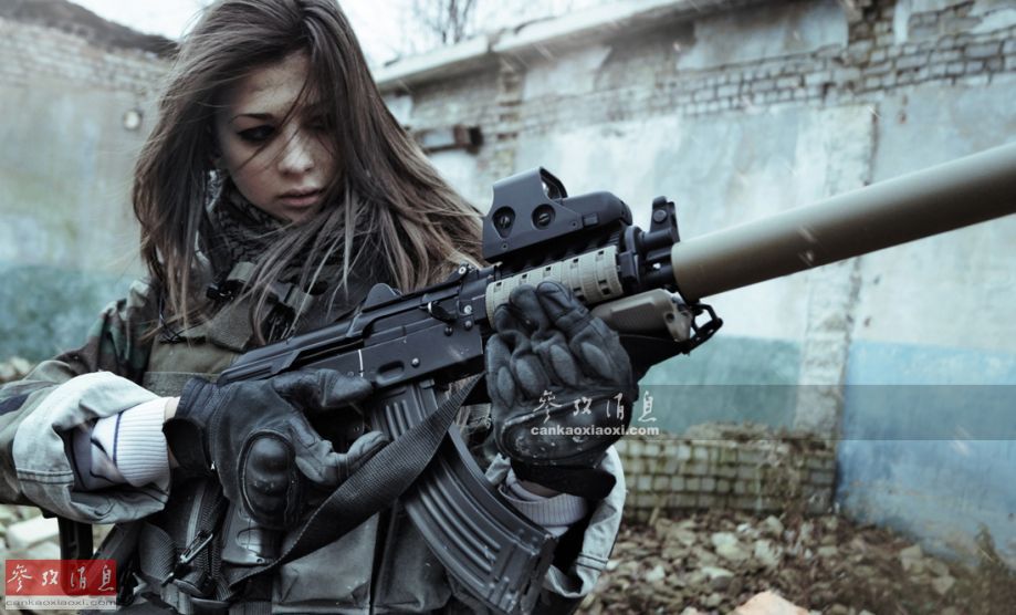 手持AK-74步枪的俄罗斯女军迷，步枪上加装了消音器和全息式瞄具。