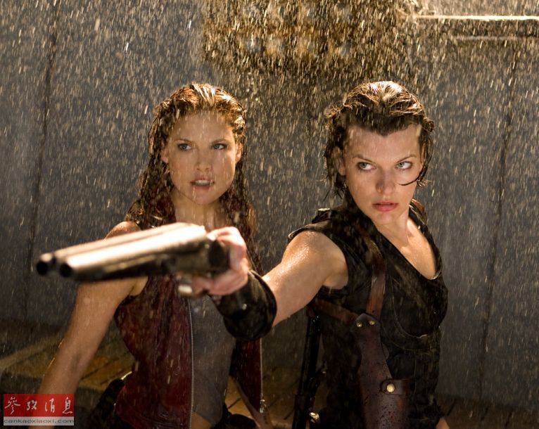 电影《生化危机4》剧照，女主爱丽丝手持锯短双管猎枪迎战。