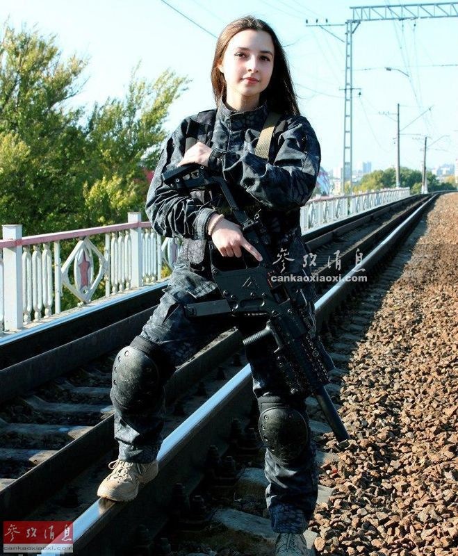 俄罗斯女军迷手持Vector冲锋枪留影。