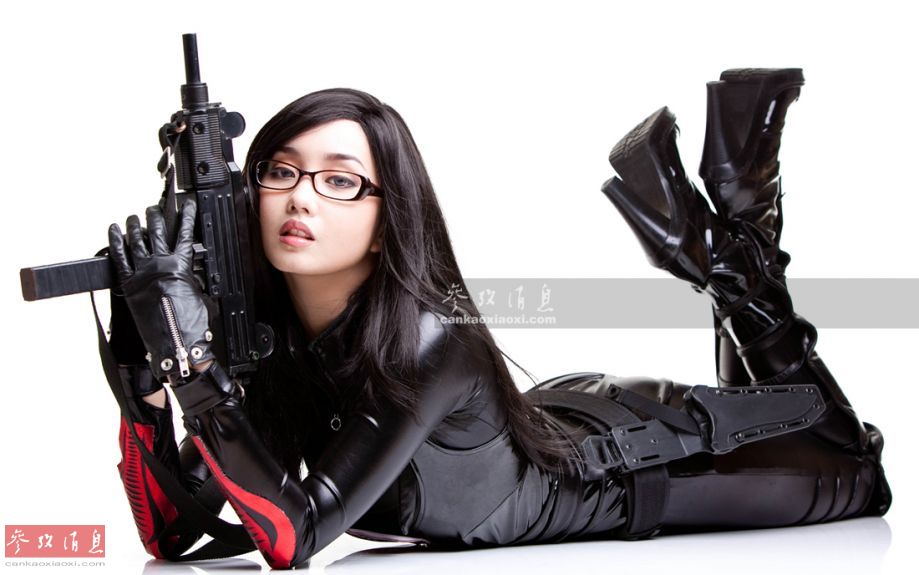 手持乌兹冲锋枪COS《特种部队》反派—男爵夫人的亚裔美女。