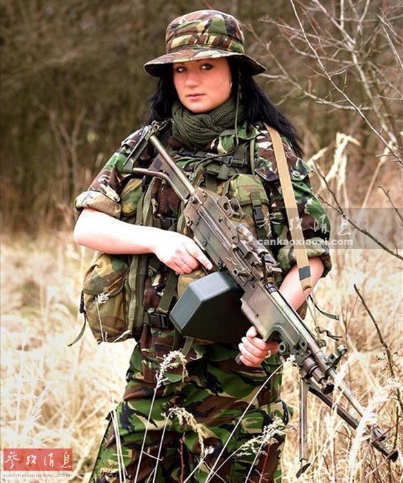 手持M249轻机枪的外国女军迷。