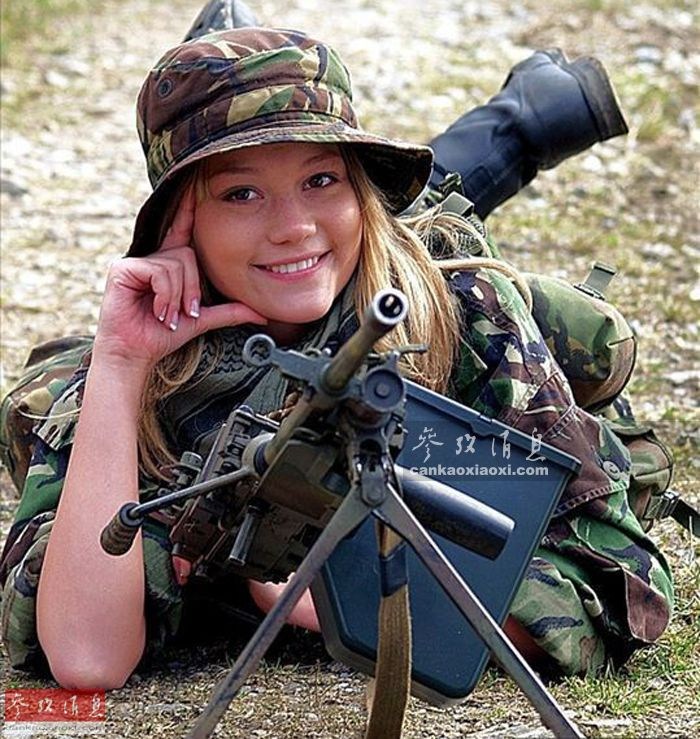 手持M249轻机枪的外国女军迷。
