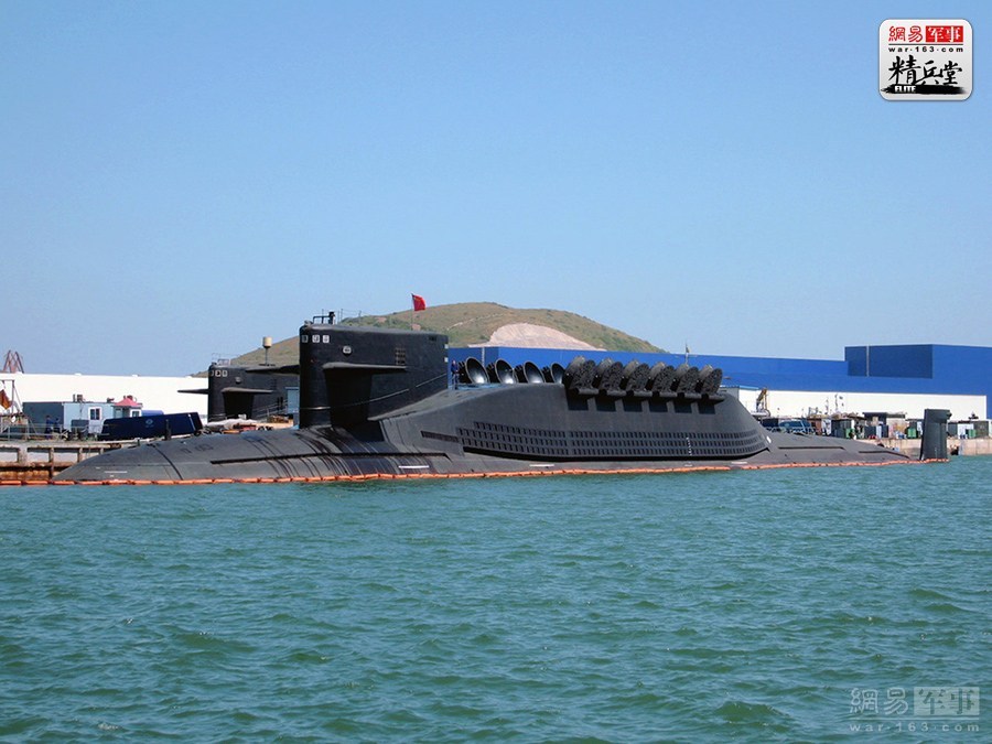 除去建造海军航空兵和空军基地外，中国还在海南三亚市附近的锦母角修建了大型航母海军基地，加拿大《汉和防务评论》称，卫星图片显示，中国海军开始在海南岛建造一座新的船舶基地，很可能是航母基地，而且建造速度很快。（来源：网易综合）