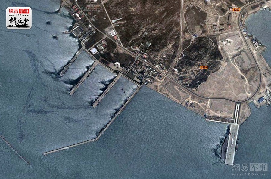青岛基地的舰桥规模与海南岛基地的舰桥相当，这两座基地南北遥相呼应，可以看出中国海军建设航母舰队的雄心：初期至少将装备4艘航母。（来源：网易综合）