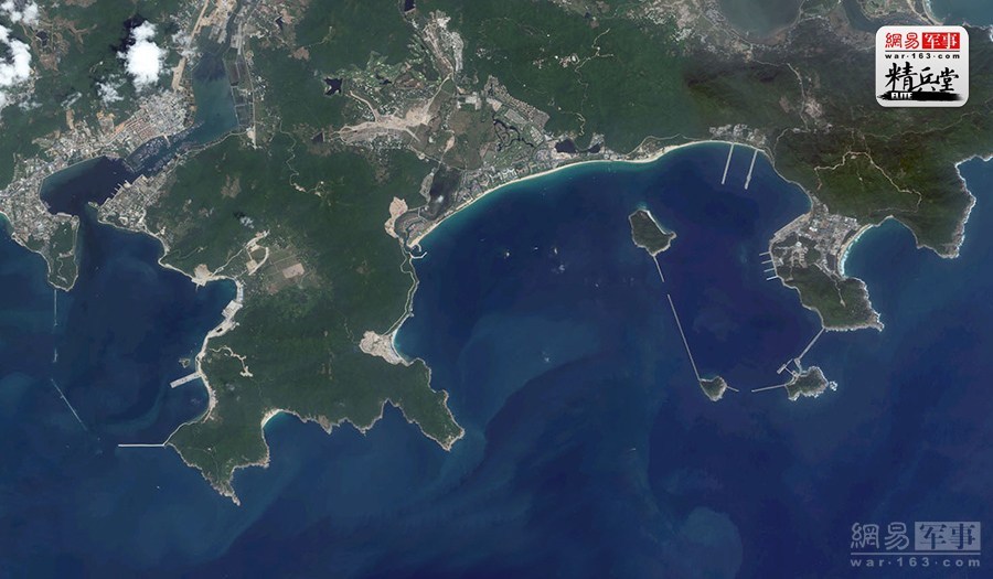 另外，在海南岛基地还建成了新的地对空导弹阵地，以拱卫航母基地。导弹阵地到航母舰桥的距离小于3000米，整个阵地被绿化覆盖，可能部署了红旗-12中程地对空导弹。（来源：网易综合）