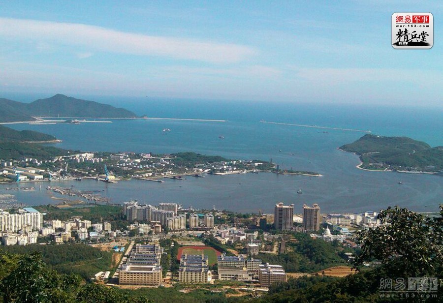 汉和认为，整座基地只需约3年就可建成（注：2016年年底），包括地下洞库系统、燃油和战备物资仓库等等都将陆续完工。据悉，2015年2月的卫星图片显示，2艘094型战略核潜艇、2艘093型攻击核潜艇停泊在海南岛亚龙湾基地。（来源：网易综合）