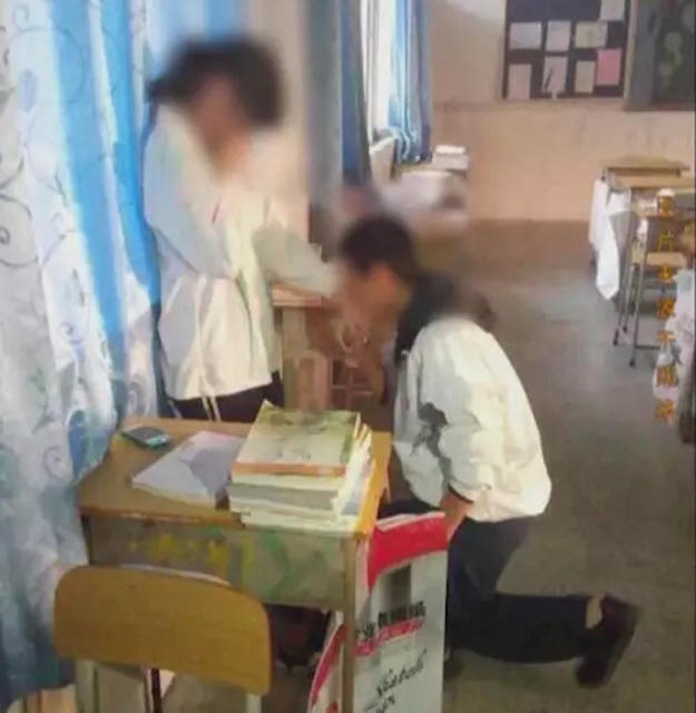 12月24日晚，广东，中山港口理工学校，有男学生单膝下跪，向女生“求婚”，双方甚至拥抱接吻。图片上，一名身穿校服的男同学，单膝下跪，亲吻女生的手，然后双方头碰头，紧紧拥抱在一起，四目相对，最后双方深情拥吻。（来源：中青网）