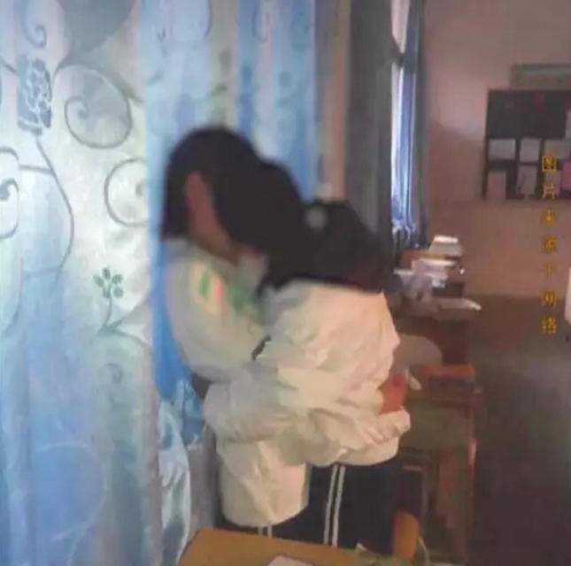 该名男同学说：平安夜大家讲笑说玩一下，作一下秀。朋友用我手机拍照，但我没想到朋友会发朋友圈。他说：这名女孩子是他的女朋友，当时拍照都是双方同意的，而现场包括他们在内只有6个人。他也表示，在课室做这些亲热行为不好。（来源：中青网）