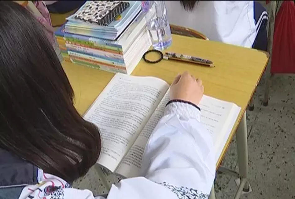 港口理工学校德育处主任李中泽称：对于学生这种行为，学校是坚决制止的，这是属于违反学校规定的行为。（来源：中青网）