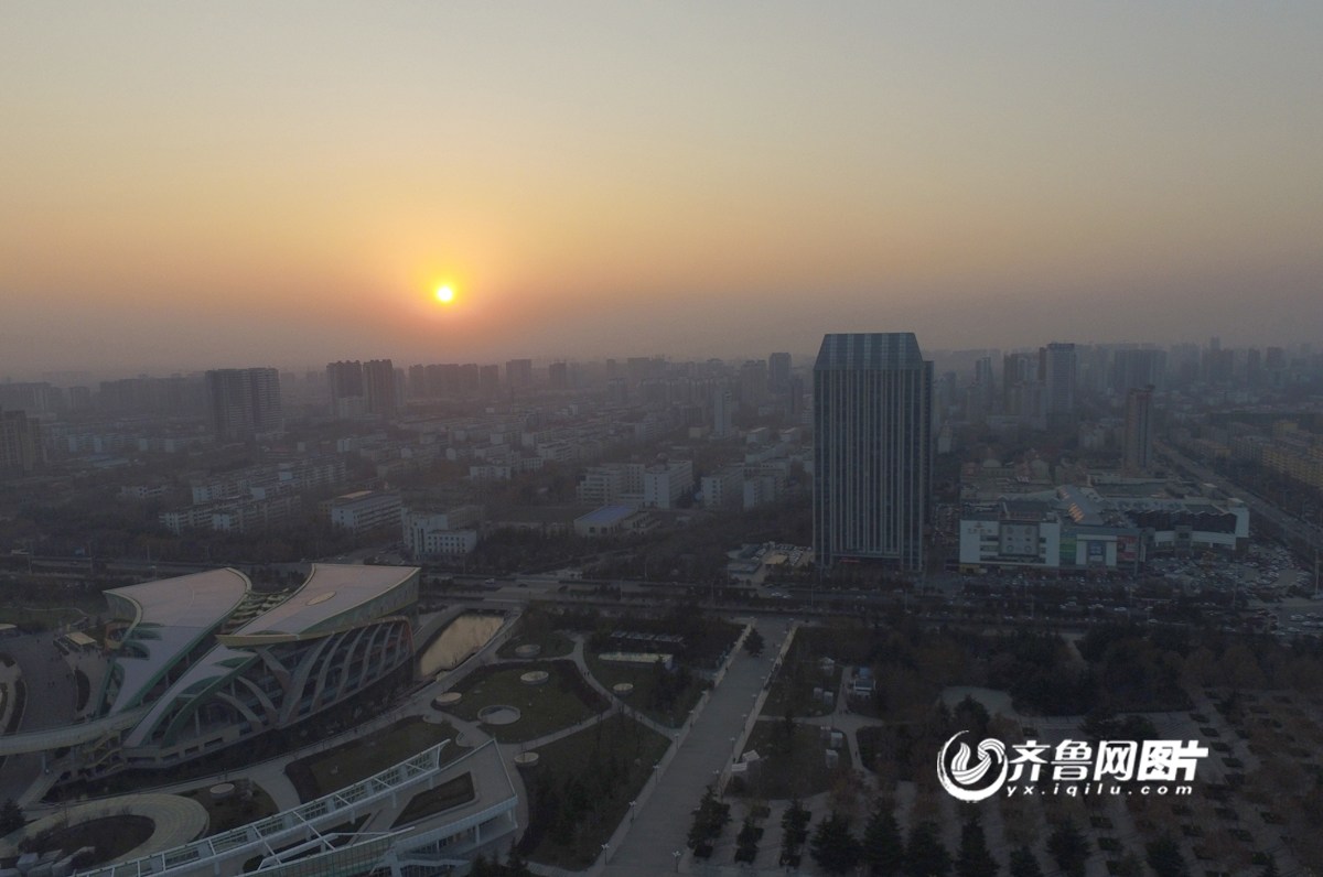 2015年12月31日下午4时许，潍坊，夕阳西下，2015最后一天的曙光就此别过。（来源：齐鲁网）