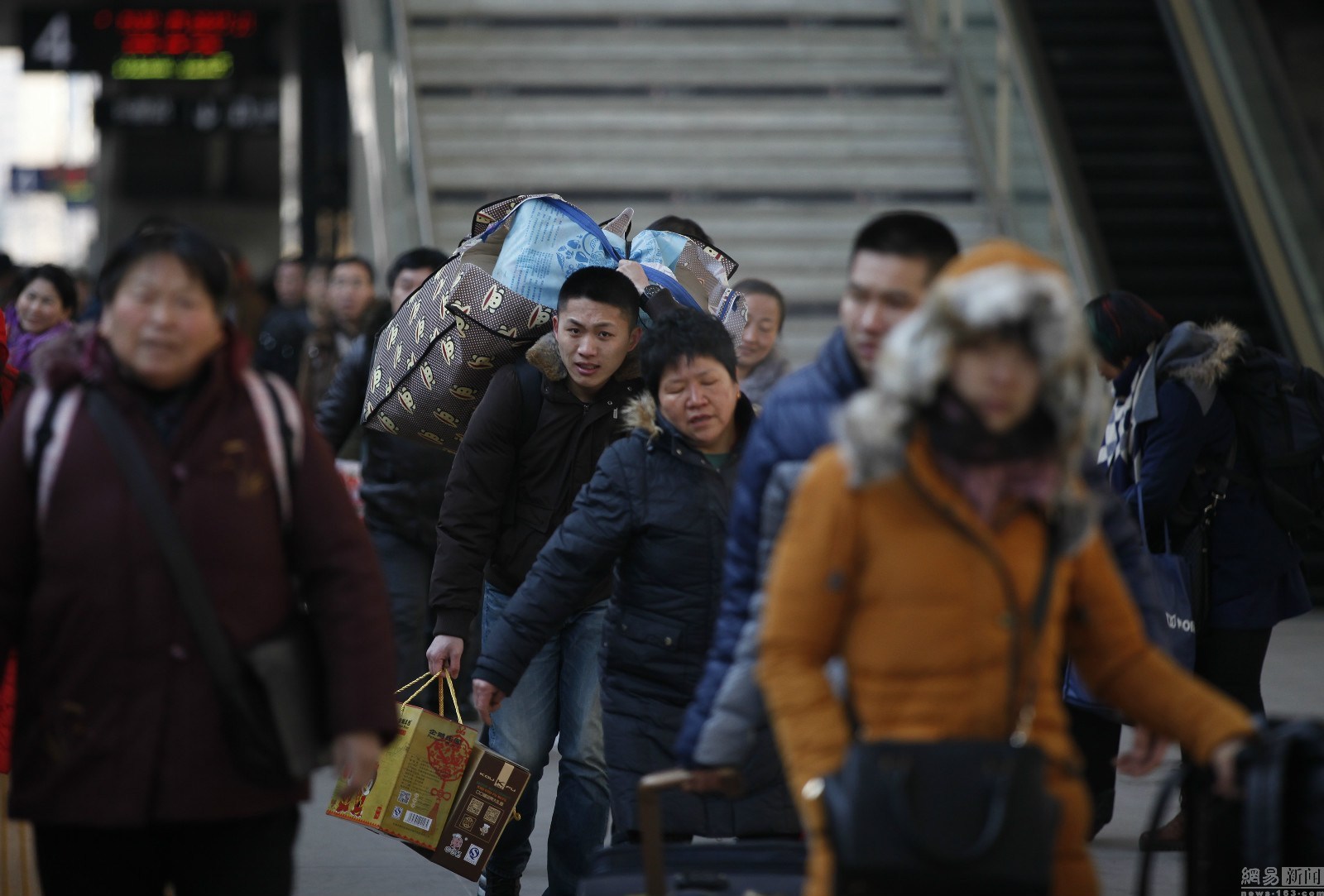 春运台前幕后：归乡客与坚守者