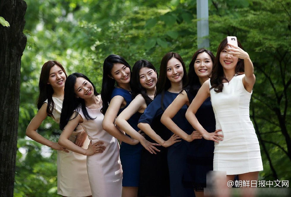 韩国梨花女大学生拍毕业照长发裙装吸睛 手机网易网