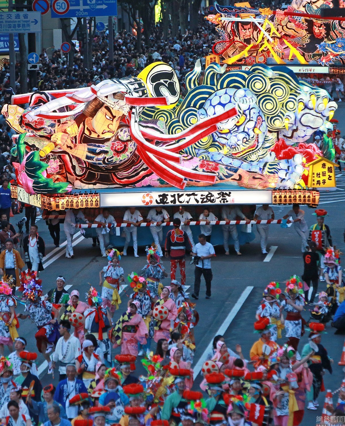 日本 东北六魂祭 开幕为地震遇难者祈福 手机网易网