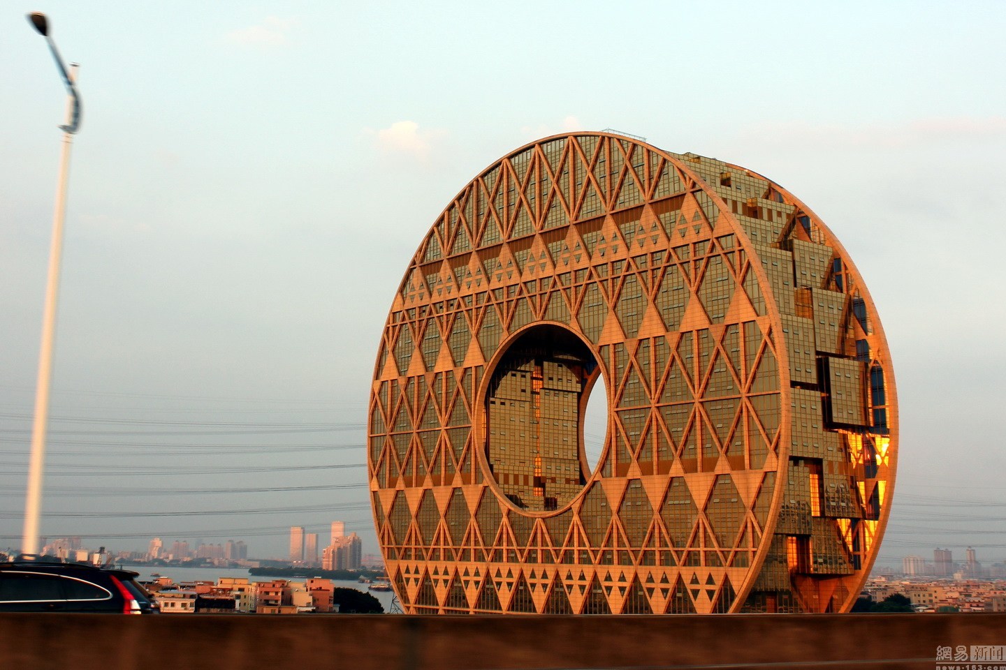 广州“金圆”大厦形似古钱币身披土豪金_手机网易网