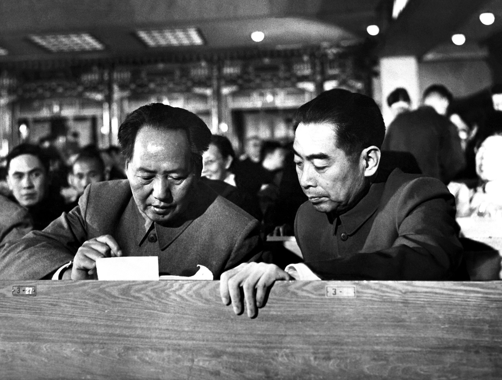 毛泽东、周恩来在第一届人代会上。1954年。（来源：网易综合）