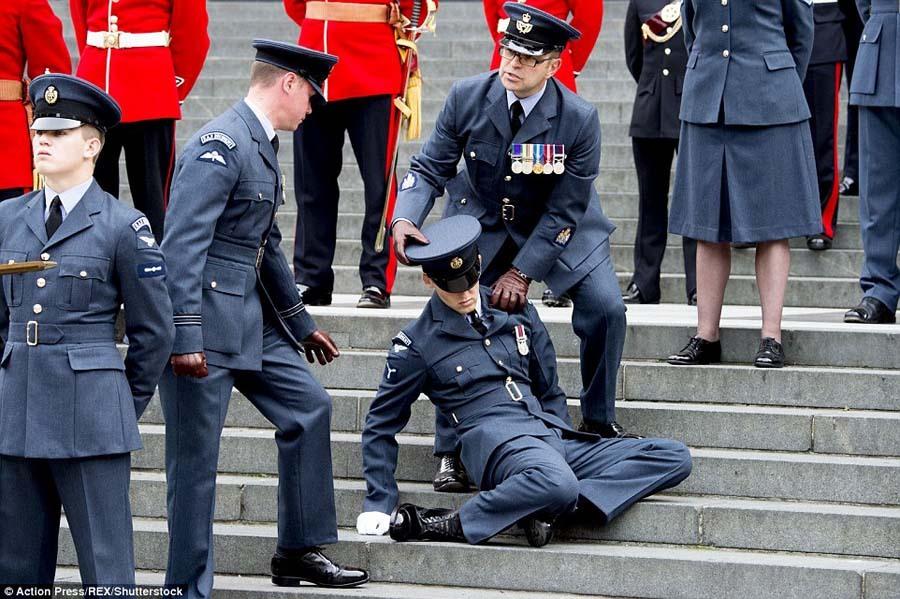 外军礼兵晕倒集锦姿势千奇百怪 手机网易网