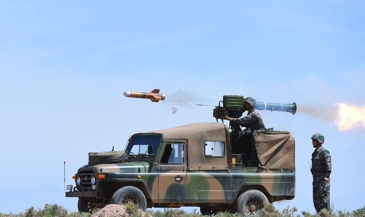 反坦克导弹发射瞬间。（来源：中国军网）