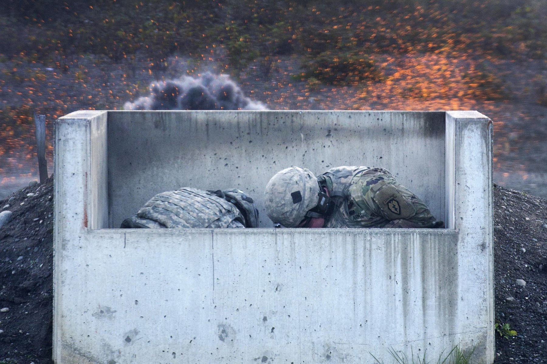 手榴弹在掩体外爆炸。（来源：网易综合）