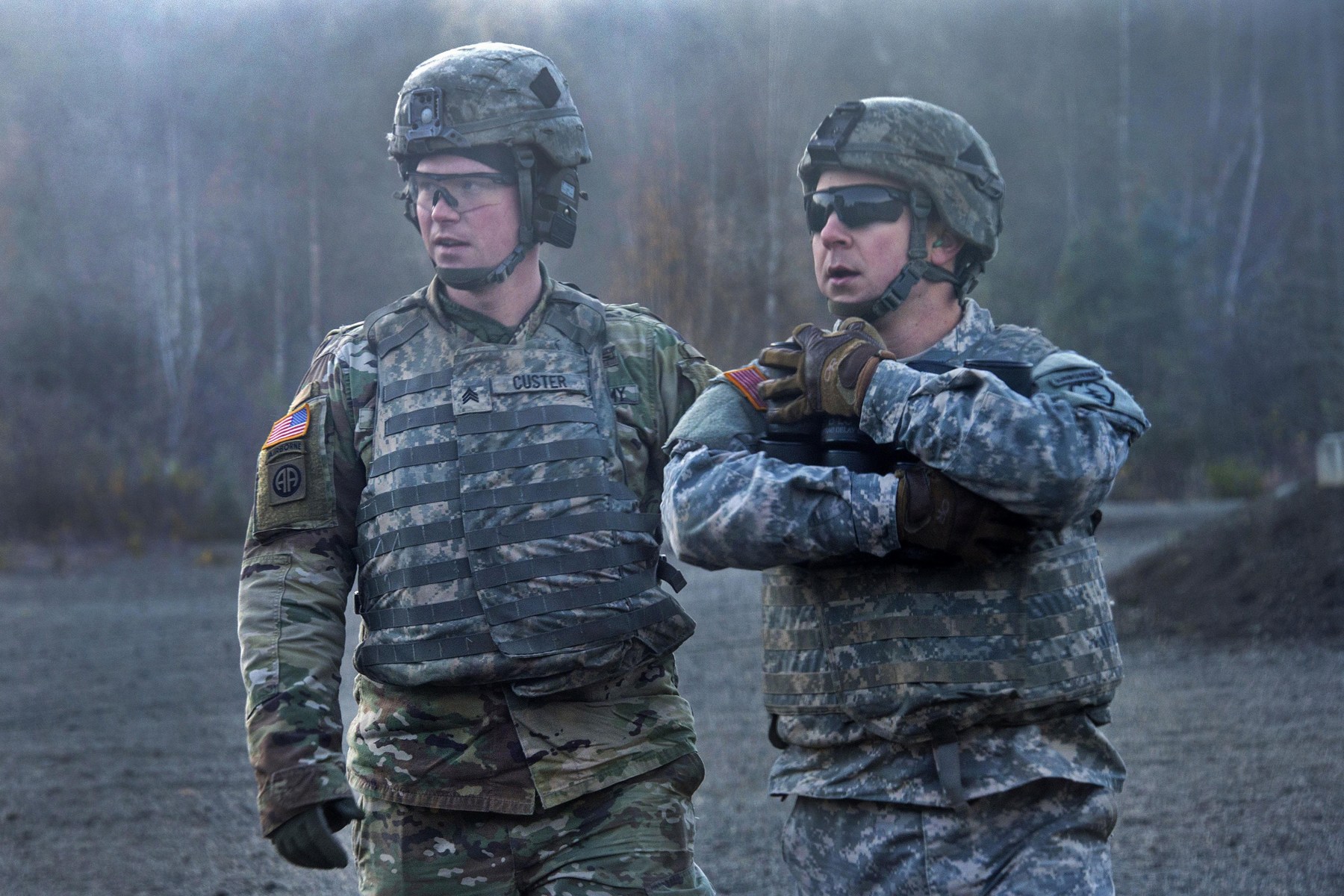 准备投掷手榴弹的美军士兵和教官。（来源：网易综合）