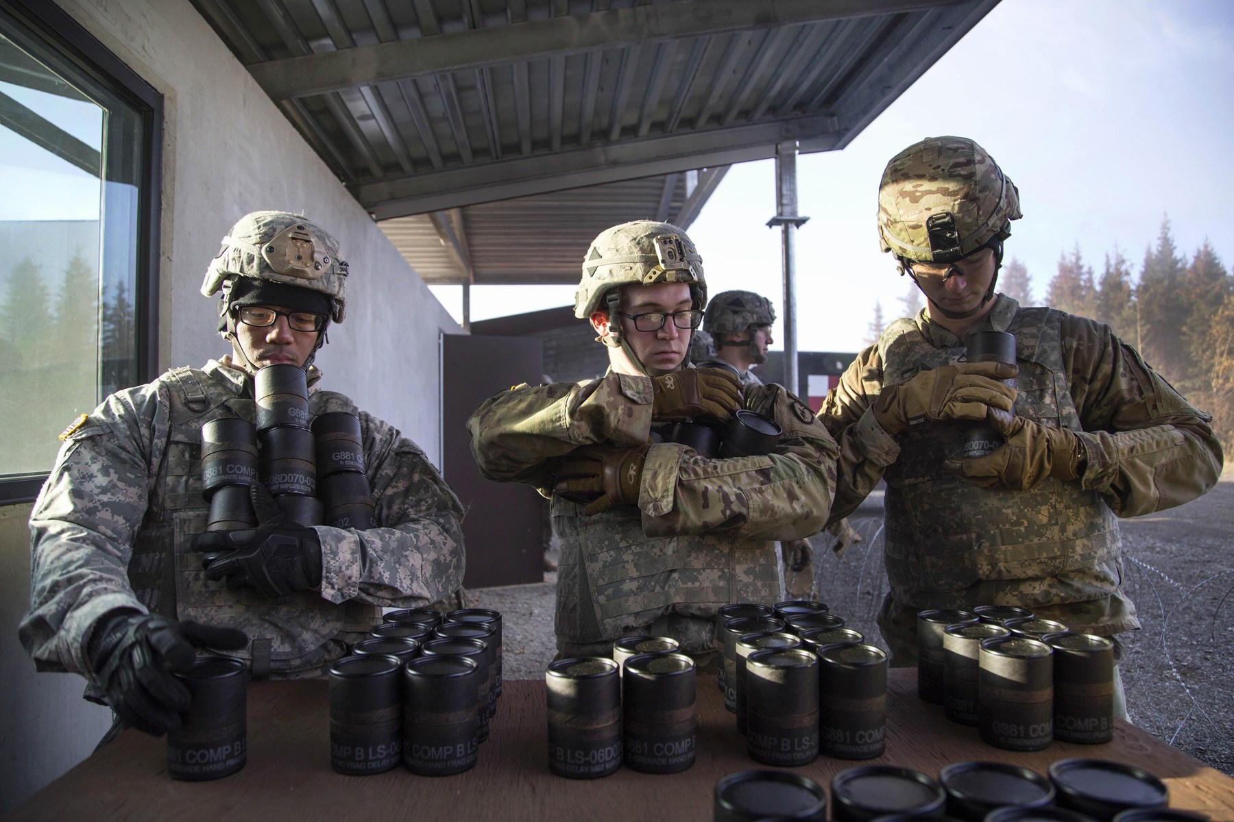 士兵在检查手榴弹。（来源：网易综合）