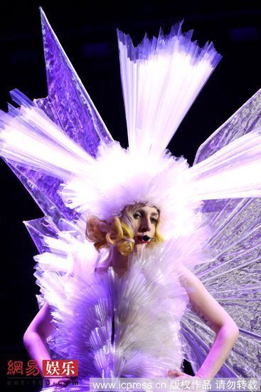 Lady Gaga世界巡演穿光感塑料演出服 手机网易网