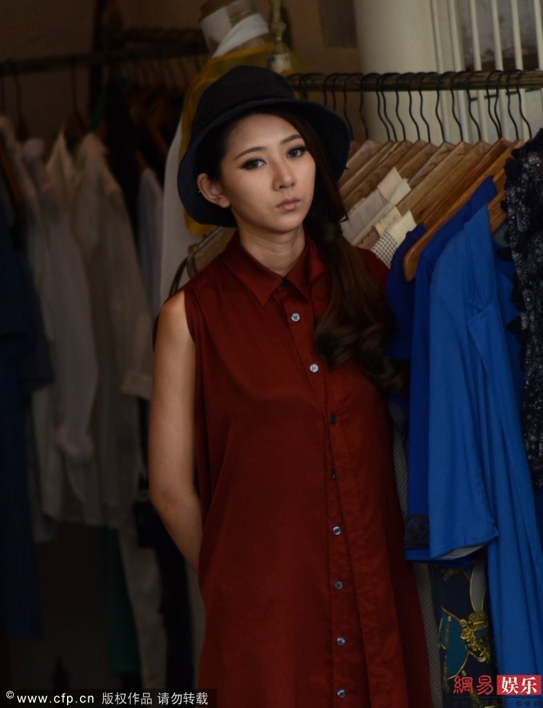 闫凤娇街头吸烟_手机网易网