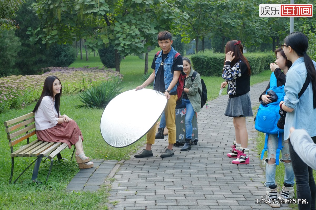 到达提前选好的景点后，柳岩在公园的洗手间换了衣服。这次她拍摄的是民国风情写真。她穿着棉质的民国衣服，加上一头长发，颇有几分素净之美。