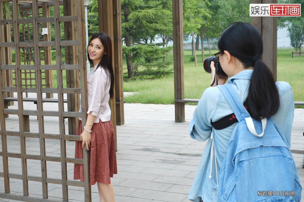 “我是做哪行都做得特别专业，都特别地受人喜爱。”柳岩一边在走廊旁摆POSE，一面笑着对我们说。