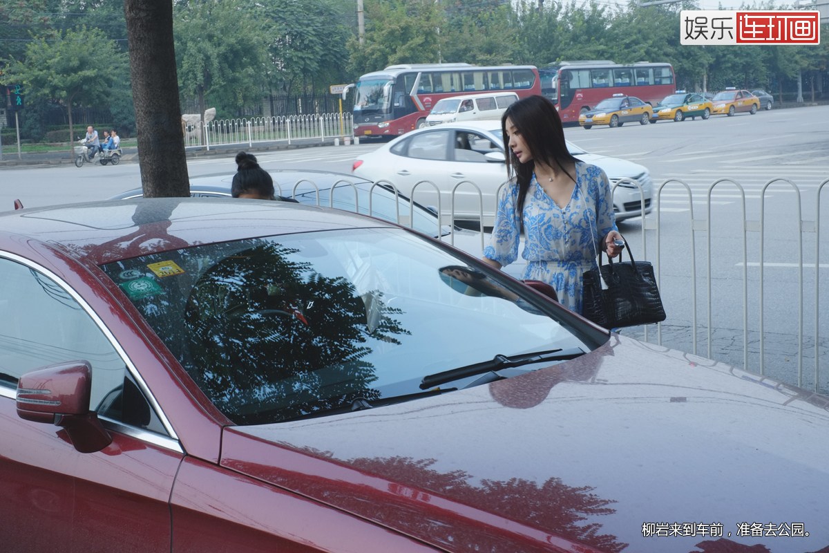 这辆红色的奔驰是柳岩的第二部车，价值70万左右，前两年买的。柳岩告诉我们，她第一次拥有自己的车是5年前，一辆价值23万的经济车。“当时买那辆车花光了我所有的钱。因为之前一个经纪人说，她不愿意她的艺人开一个10几万的小破车。我买的是最普通的一款经济车，就中国人买的最多，又省油，又比较舒服、比较大的那种，特别适合我开着出去，载着工作人员赶通告。”