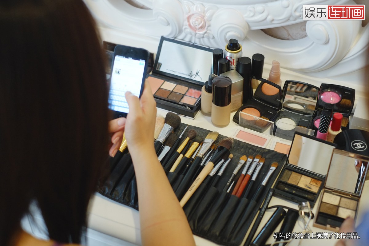 经纪人在一旁解释道：“我们公司不会给主持人提供保姆车服务，除非是公司活动，但是申请下来手续也很麻烦。基本上我们都是自己解决所有的车的问题。她搬到我一个小区后，我这么多年没有请过司机，所有的车接车送都是她。别的艺人都是工作人员车送车接艺人，我们这正好相反了。”