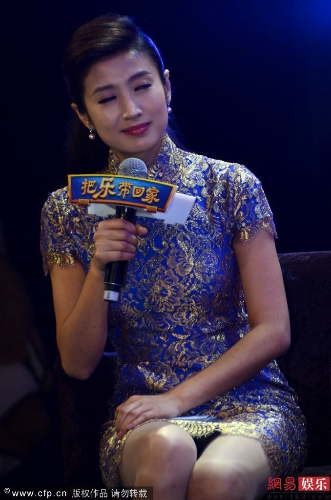 女主持徐春妮着旗袍落座不慎走光_手机网易网